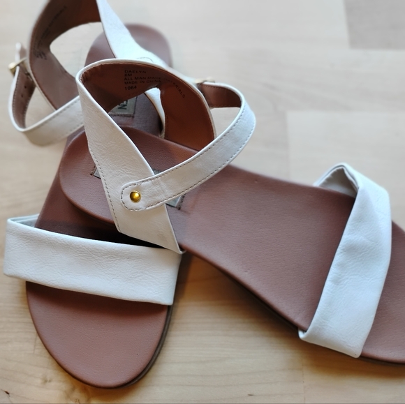 Steve Madden Size 6 Daelyn Faux Leather Sandals - Picture 4 of 9